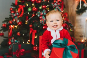 Vaikas su Kalėdine dovana