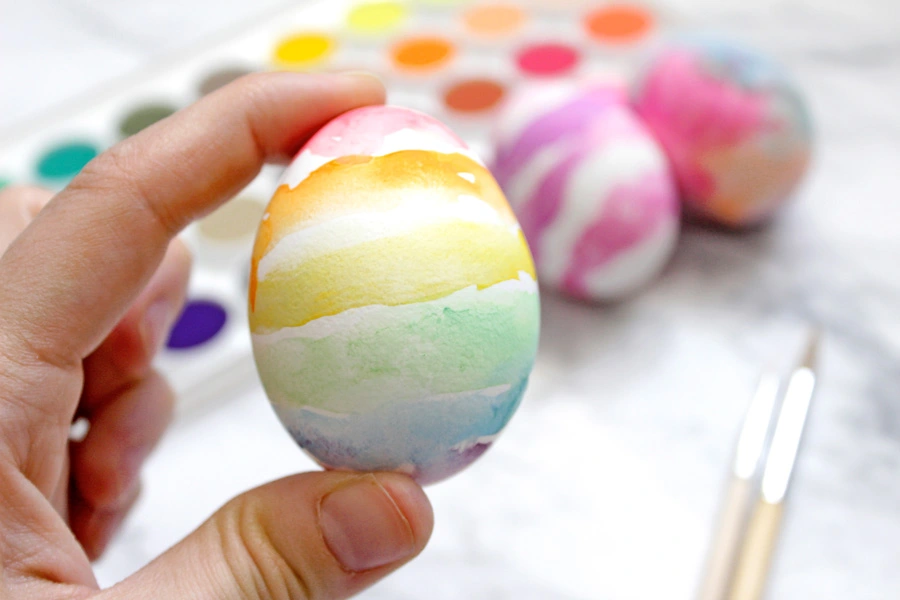 Kiaušinių dažymas akvarele